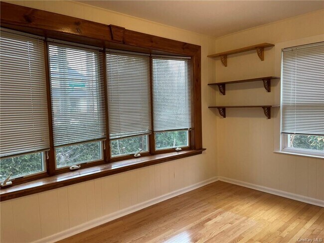 Foto del edificio - 56 Stephenson Blvd