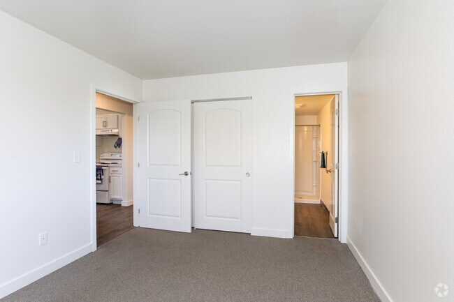 3BR, 2BA, 921SF, dormitorio principal - Grace Apartments