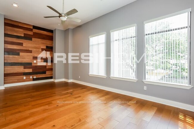 Building Photo - "Welcome Home! Get 1/2 month FREE RENT whe...