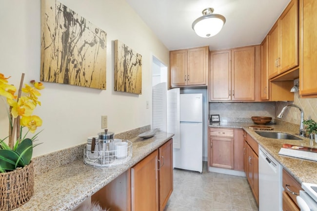 Building Photo - 802 N Delaware St