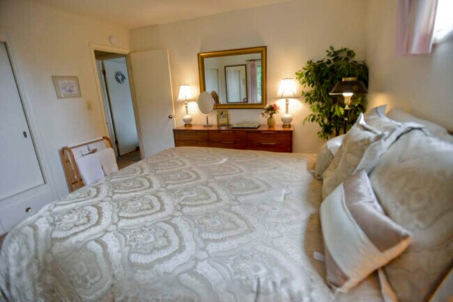 MASTER BEDROOM - 734 Elkader St