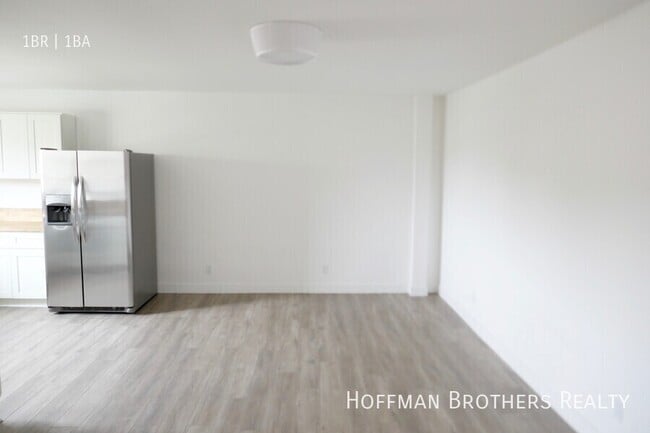 Building Photo - 925 1/2 W 41st Dr