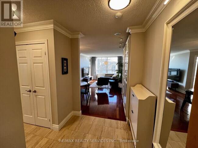 Photo du bâtiment - 78 Harrison Garden Blvd