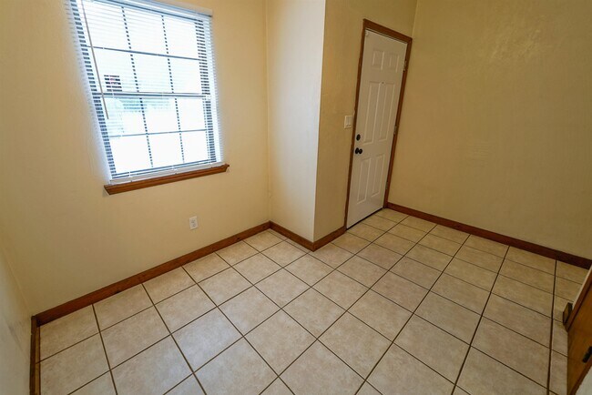Building Photo - 423 Cactus St