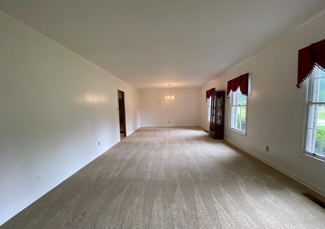 Foto del edificio - 140 Tuxedo Dr