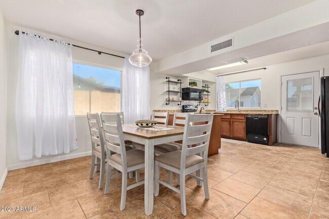 Foto del edificio - 8615 W Lawrence Ln