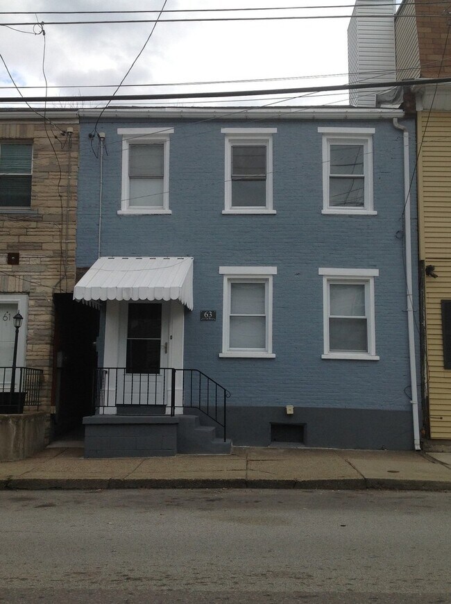 Building Photo - Three Bedroom House with Central Air and W...