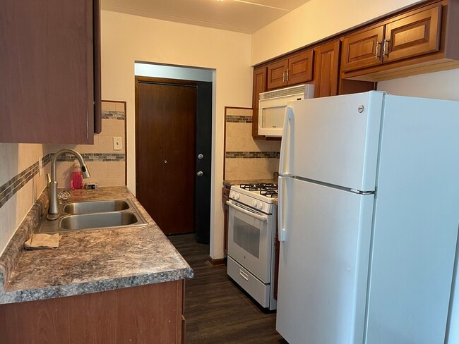 Building Photo - 18555 Hickory St