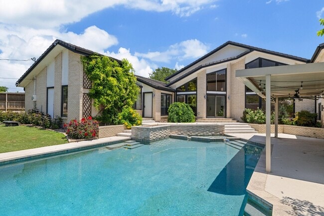 Foto del edificio - 10811 Royal Park Dr