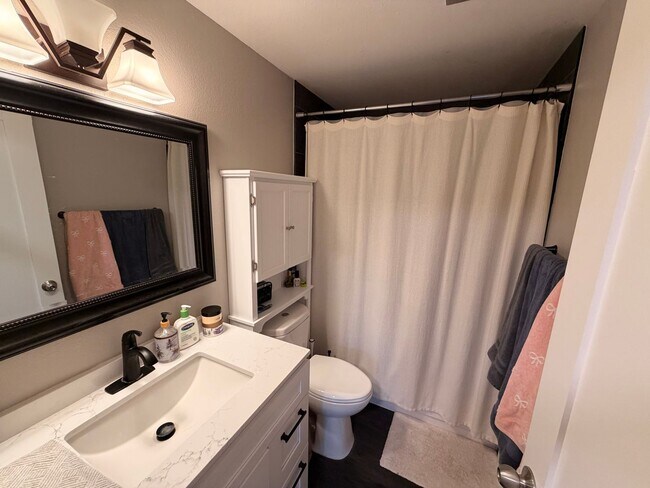 Building Photo - Fully Furnished 2 bed, 1 bath w/ Garage in Puyallup!