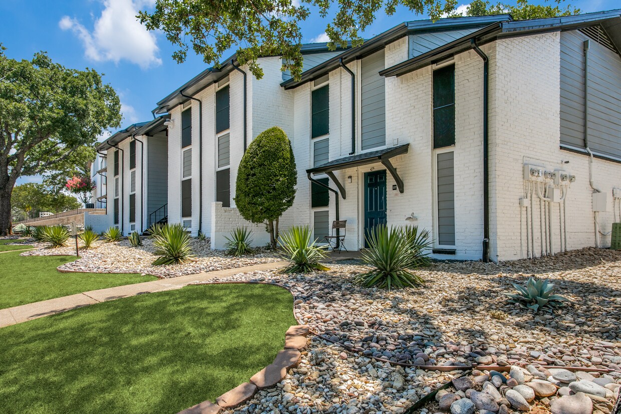Bedford Hills Apartments in Bedford, TX