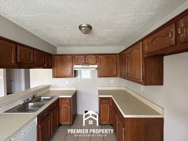 Foto del edificio - Charming 3BR/2BA Near Southwind | High Ceilings, Hardwood Floors & 2-Car Garage