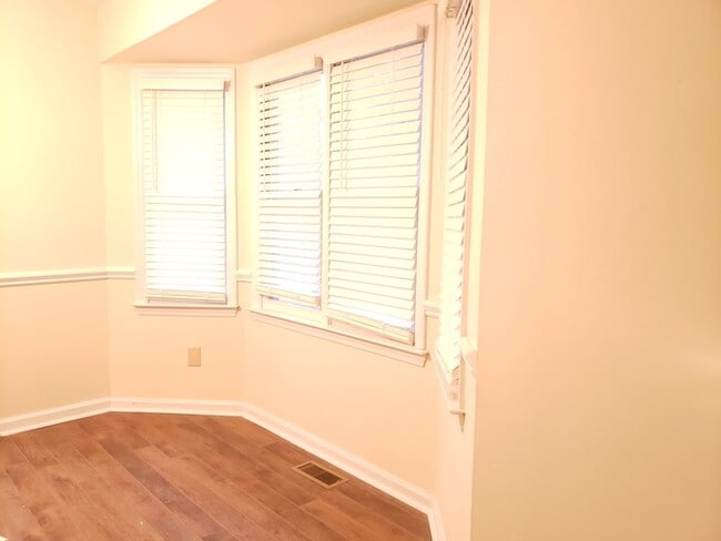 Building Photo - 3 bedroom duplex inside the Raleigh beltline