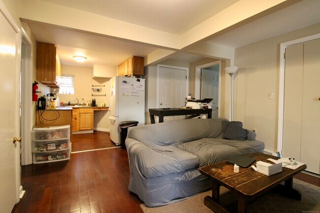 Foto del edificio - 38 Denison Ave