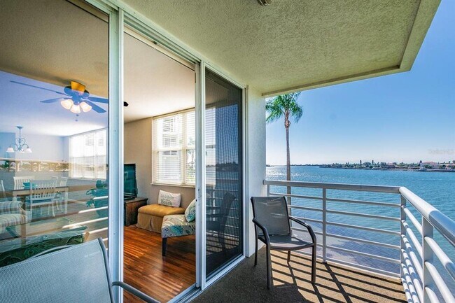 Building Photo - 6081 Bahia Del Mar Cir N