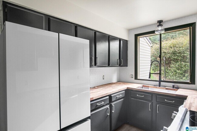 Foto del edificio - 203 Running Brook Rd