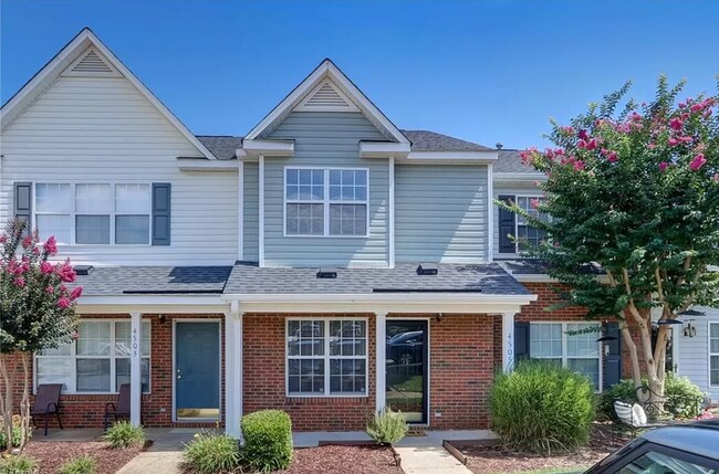 Foto del edificio - Amazing 2 bedroom 2.5 bathroom townhouse in NW Greensboro Keswick Place. Lawn care included.
