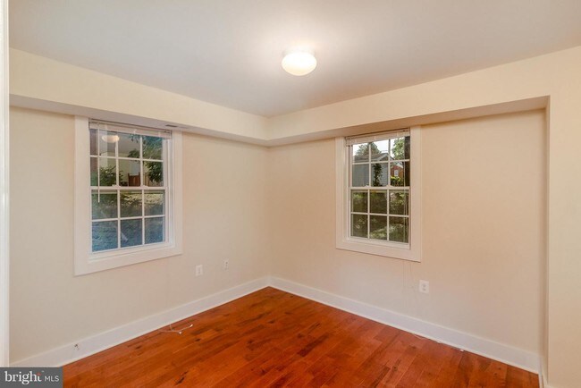 Building Photo - 400 70th Pl