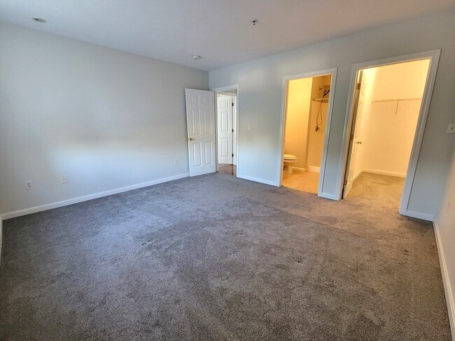 Building Photo - 70 Oak St Ext