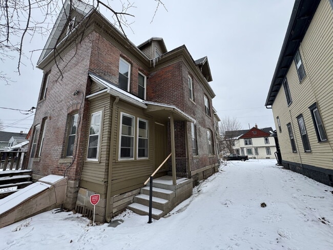 Building Photo - 405 N Queen Ave