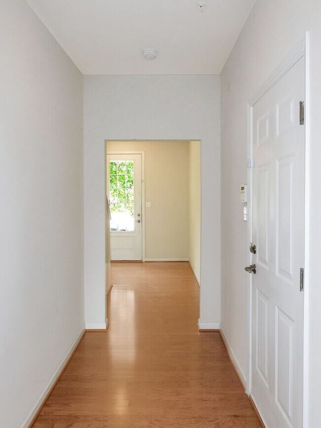 Foto del edificio - Pet Friendly 3 level End Unit Town Home wi...