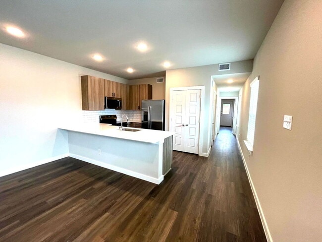 Building Photo - 1127 Eloise Dr