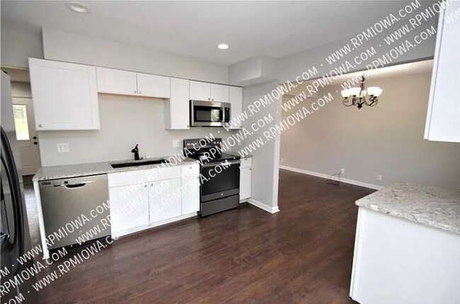 Building Photo - SPACIOUS 3 Bedroom 2.5 Bathroom in Des Moi...
