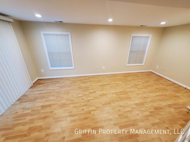 Building Photo - 1411 Golf Course Dr