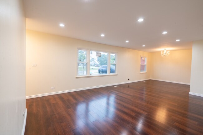 Building Photo - 865 Clarendon St