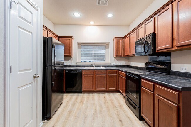 Foto del edificio - 3/BR 2.5/BA Cozy Two-Level Home with Fence...