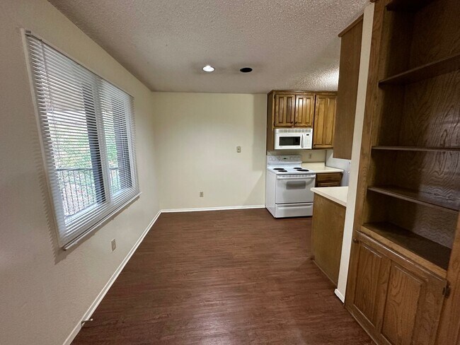 Building Photo - 1421 S 12th St