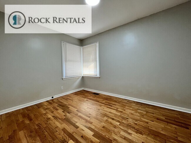 Foto del edificio - Renovated Two Bedroom with Garage and Base...