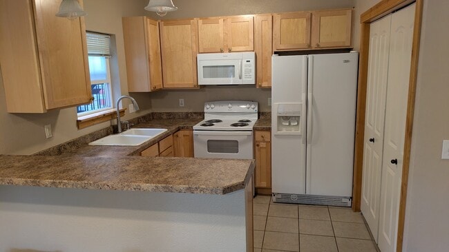 Kitchen open to dining space 10x9feet - 2904 Tina Ave