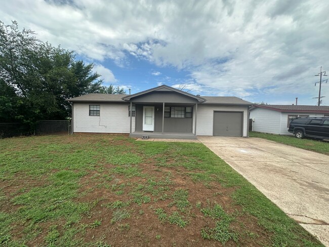 Building Photo - 3 bed, 1 bath, 1 car garage