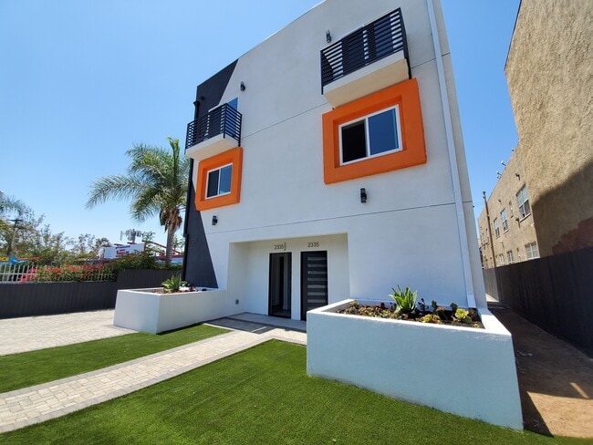 Building Photo - 2337 1/2 Crenshaw Blvd