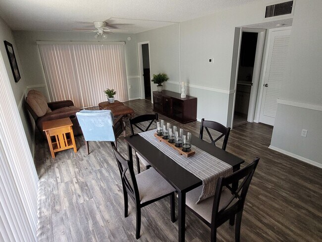 Foto del edificio - Charming 2-Bedroom, 2-Bathroom Condo in Wi...
