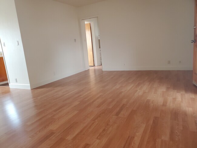 Building Photo - 640 Elm Ave