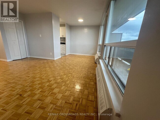 Photo du bâtiment - 363 Lakeshore Rd E