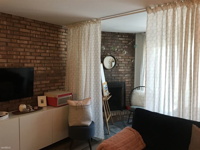 Building Photo - Studio, 1 bath Condo - 2828 N Burling St A...