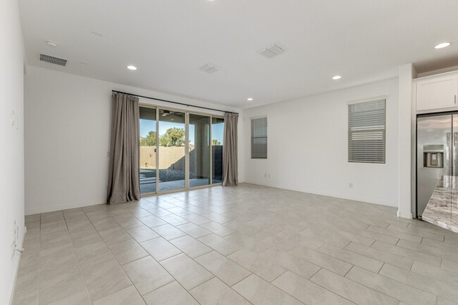 Foto del edificio - 19414 W College Dr