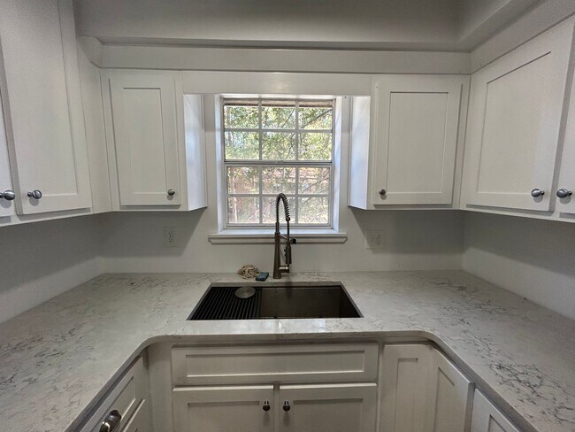 Building Photo - Townhome For Rent In Vestavia Hills!!! Ava...