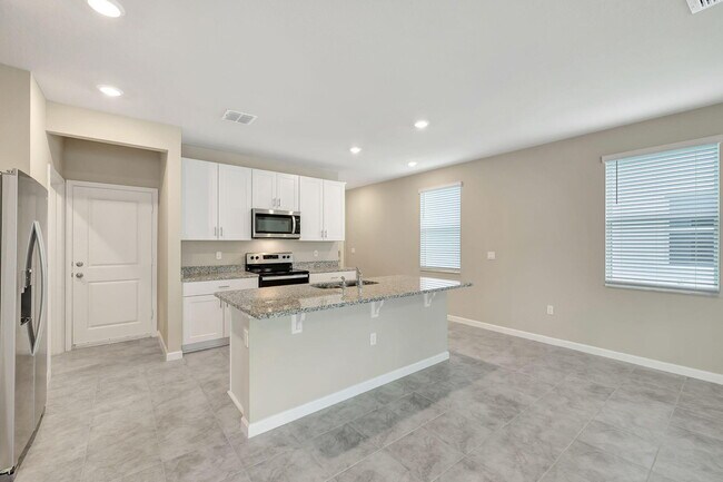 Building Photo - 5688 SE Edgewater Cir