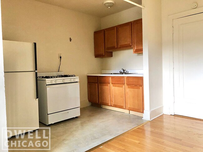 Unit 26 - 1100 W Roscoe St