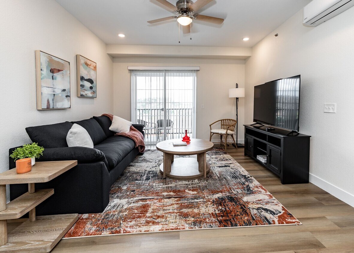Foto principal - Top Floor 2 bed, 2 Bath Apartment near Gar...