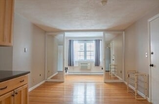 Building Photo - 4 Colonial Village Dr