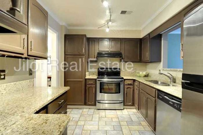 Building Photo - 1104 Woodbridge Hollow NE