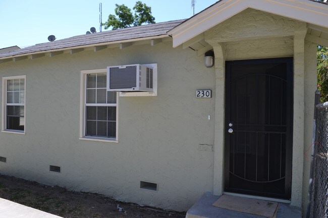 Puerta principal - 230-242 N Glenn Ave