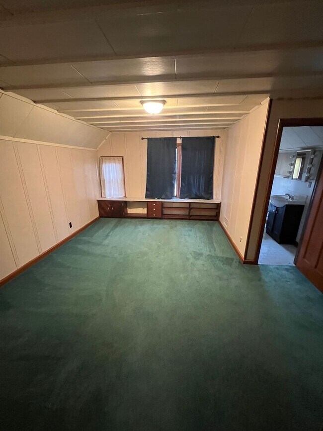 Foto del edificio - Very Spacious 4 Bedroom 2 1/2 Bath House Close to Campus!