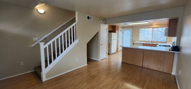 Building Photo - Great 2 Bed 1 Bath Condo Available Daniels...