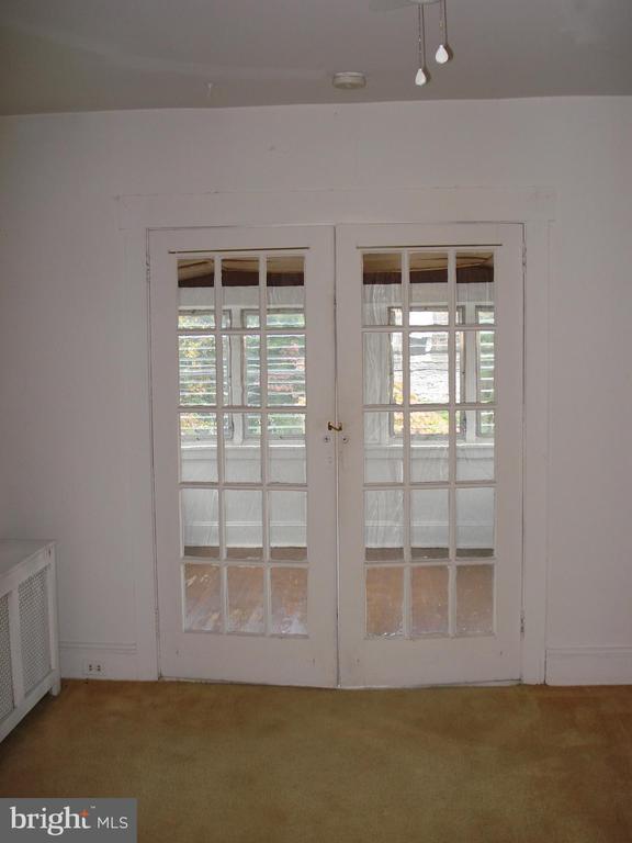 Building Photo - 549 Hermitage St
